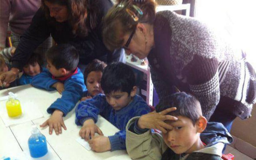 Sin mochilas ni guardapolvo; van los s�bados a la escuela para jugar