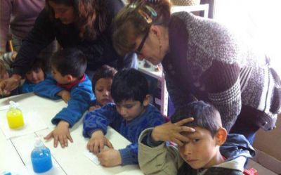 Sin mochilas ni guardapolvo; van los s�bados a la escuela para jugar