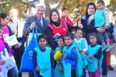 Compus, kits de juegos escolares y libros para la Escuela N�192
