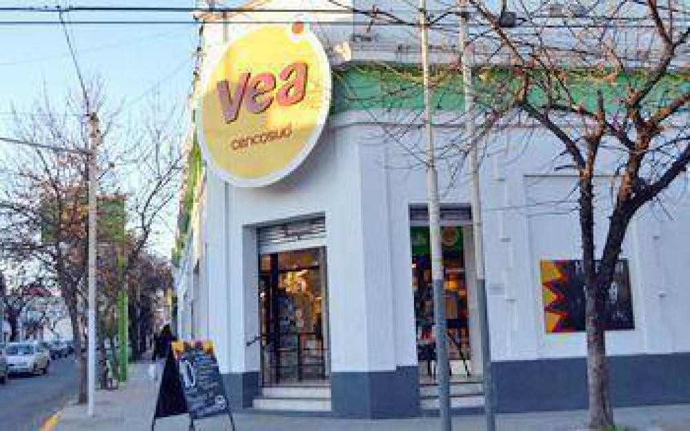 Entraron por los techos a la sucursal local del supermercado Vea