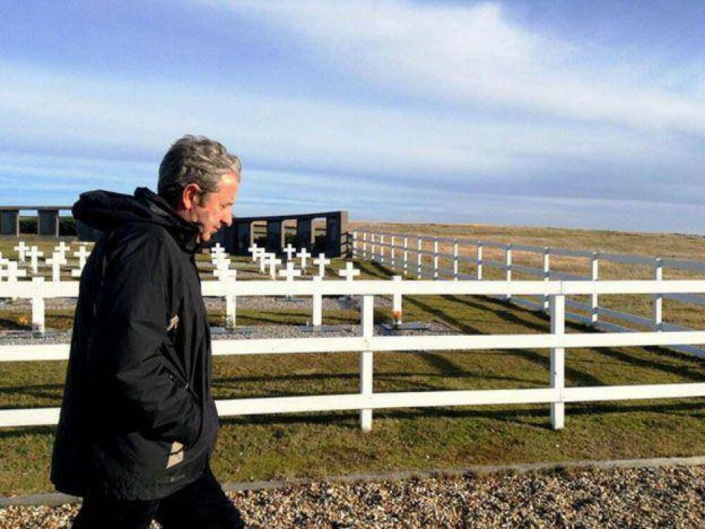 Cobos asegur� que desconoc�a el pasado Carapintada del militar con el que viaj� a las Islas Malvinas