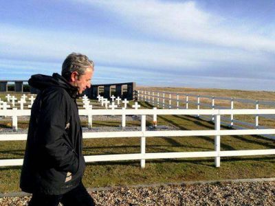 Cobos asegur� que desconoc�a el pasado Carapintada del militar con el que viaj� a las Islas Malvinas