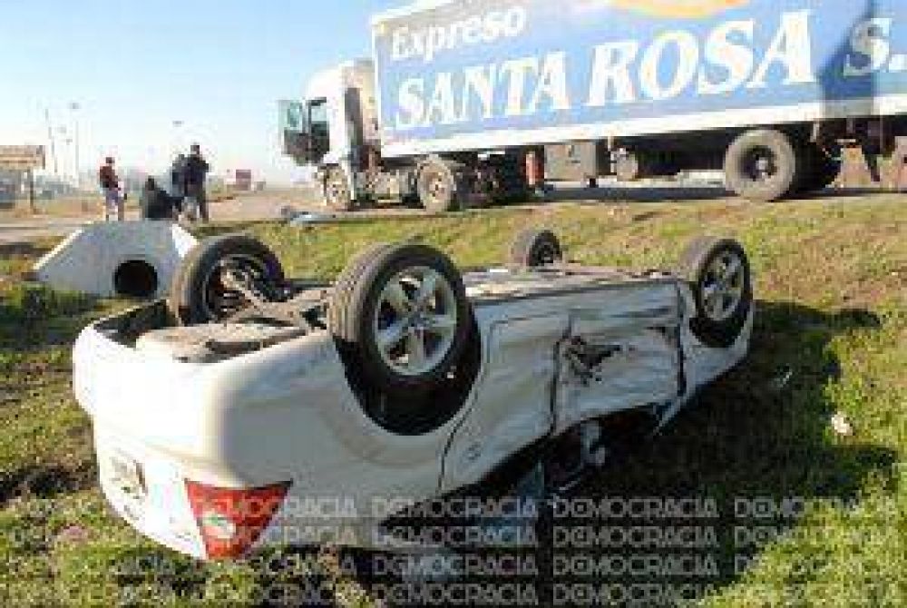 Un autom�vil volc� tras chocar contra un cami�n en Ruta 7