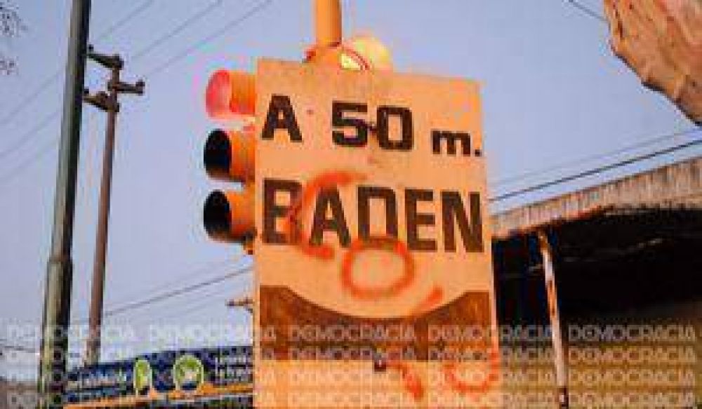 Sigue tapado un sem�foro por un cartel que anuncia un bad�n inexistente
