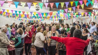 M�s de 300 abuelos participaron de una tarde de baile y festejos