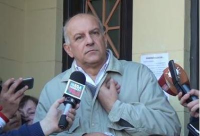 Abrazo simb�lico y rotundo apoyo al Director de la Industrial
