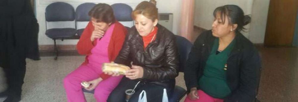Trabajadores toman el edificio ante el cierre inminente de la Cl�nica Natal