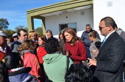 La Gobernadora inaugur� viviendas sociales en el Departamento Banda