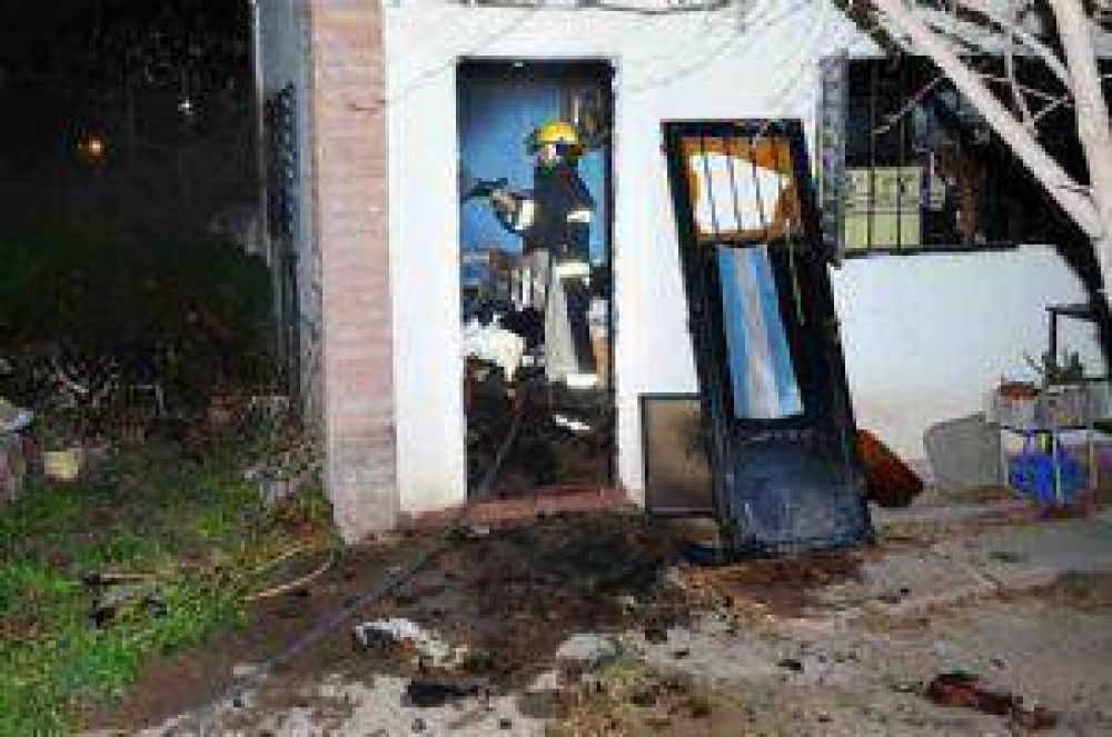 Vecinos rescataron a una mujer cuando se incendiaba su casa