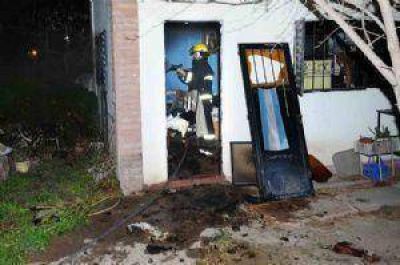 Vecinos rescataron a una mujer cuando se incendiaba su casa
