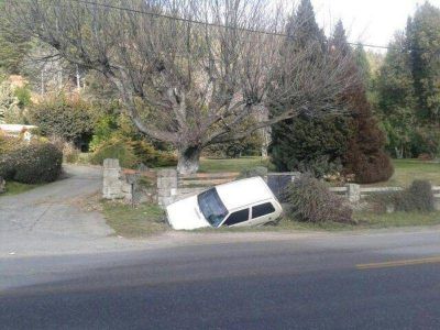 Auto cay� en una zanja y ocasion� un importante conflicto vehicular