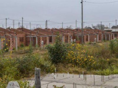 Silencio de radio en el IPV, el IVT y la Uocra