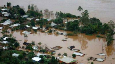 Berni recorri� Misiones y encabez� la evacuaci�n de las zonas inundadas