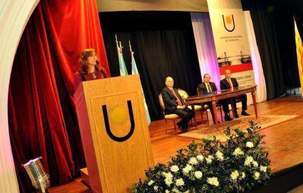 La profesora Mara Delfina Veirav asumi como rectora de la UNNE