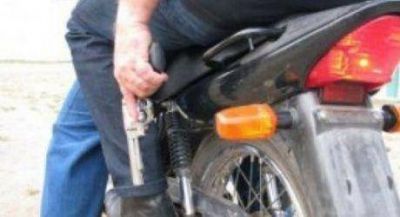Dos motochorros le apuntaron con un arma a una nena de 12 a�os para robarle el celular
