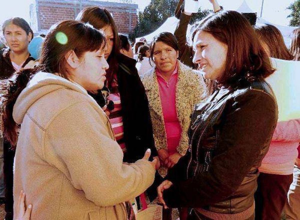 Ministros y funcionarios con los vecinos de Malvinas