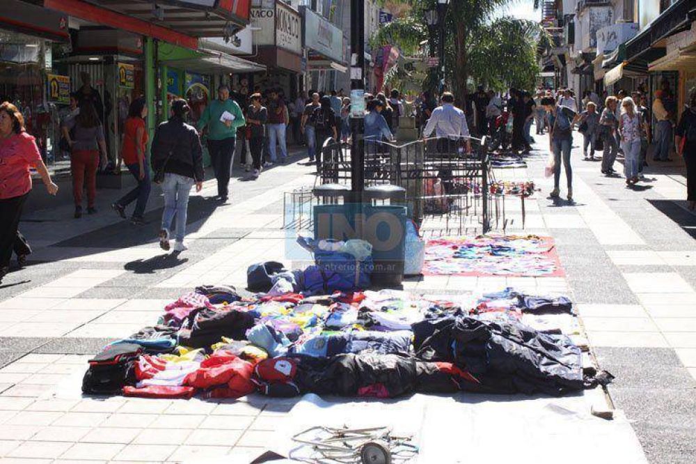 Se realiz� un operativo de control de manteros en la Peatonal de Paran�