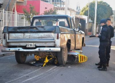 Chocaron una camioneta y una moto: un menor sufri� una fractura