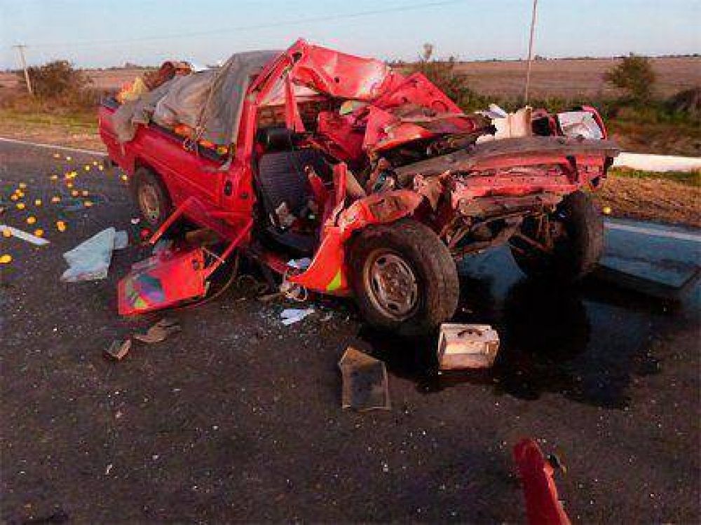 Una mujer est� grave tras el impresionante choque de una camioneta contra una tolva