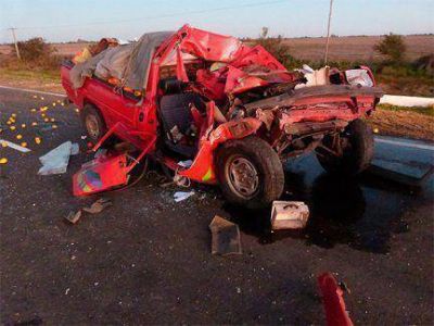 Una mujer est� grave tras el impresionante choque de una camioneta contra una tolva