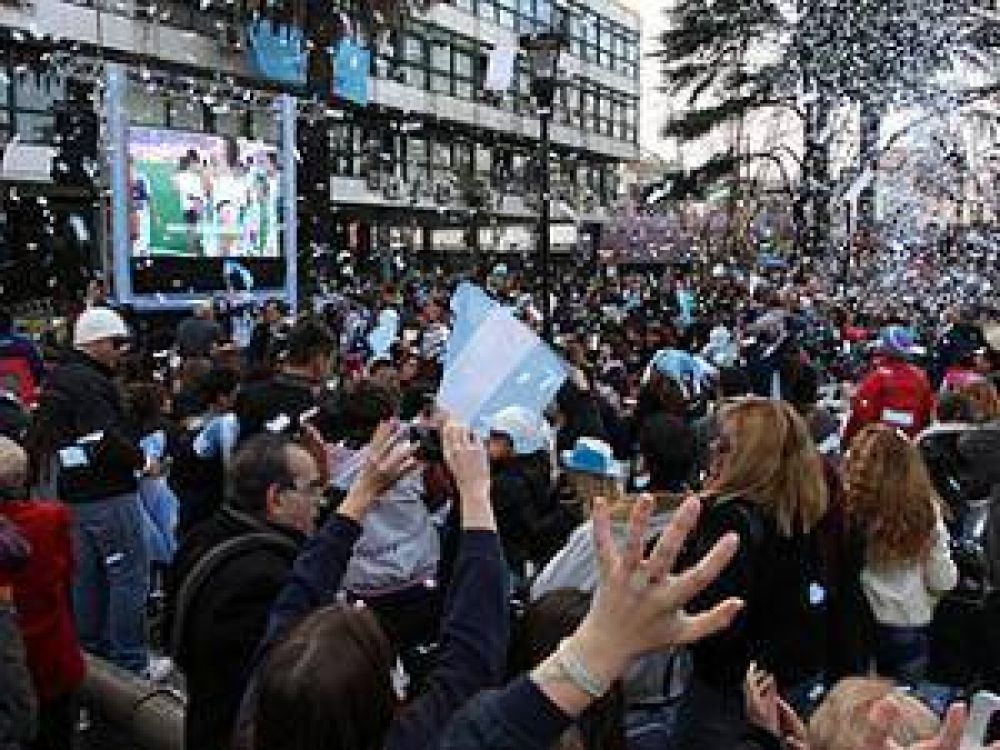 Una multitud festej� el pase a cuartos en la Plaza Central de San Mart�n