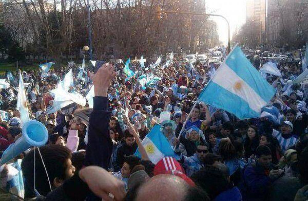 Cientos de marplatenses celebraron la victoria de la Selecci�n en el monumento a San Mart�n