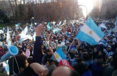 Cientos de marplatenses celebraron la victoria de la Selecci�n en el monumento a San Mart�n