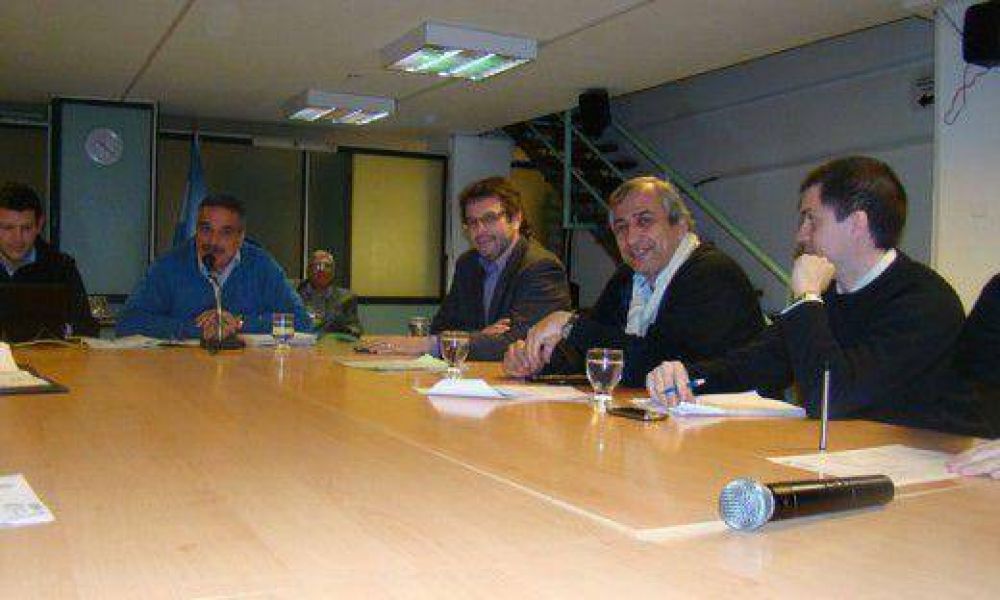 Docentes del Monserrat y el Belgrano se movilizan pese a la firma del acuerdo salarial