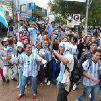 Hinchas posade�os festejaron la victoria de Argentina