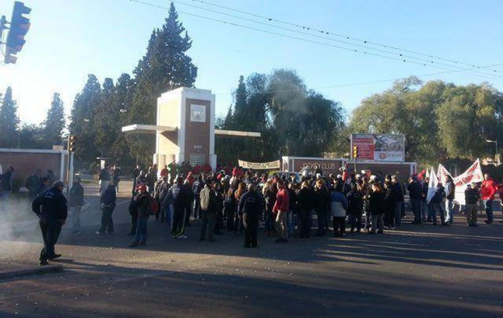 Los empleados del Jockey Club protestaron por 15 despidos