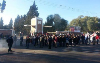 Los empleados del Jockey Club protestaron por 15 despidos