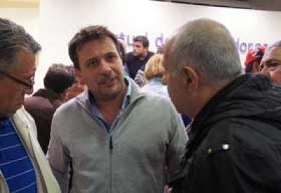 El diputado Hern�n Doval entreg� becas de estudio