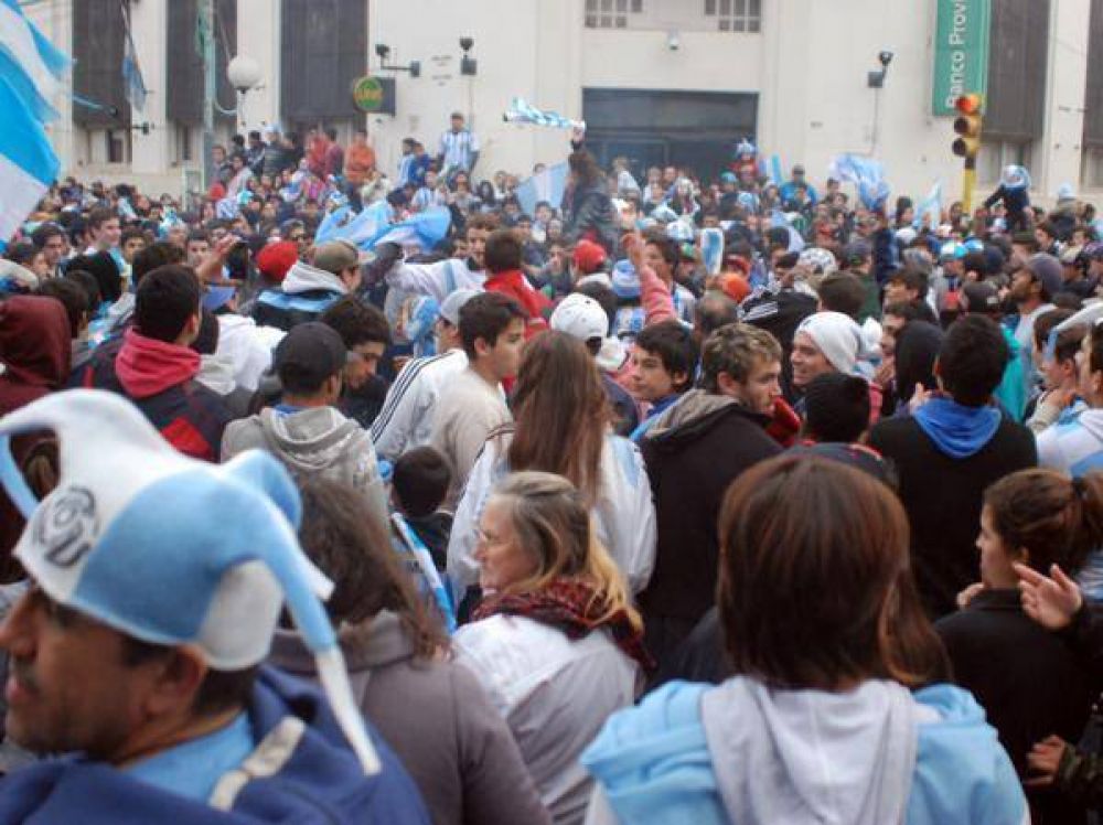 Z�rate sali� a festejar al centro el triunfo ante Suiza en Brasil 21014