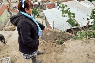 Una p�rdida de agua hace desmoronar una vereda en el barrio Newbery