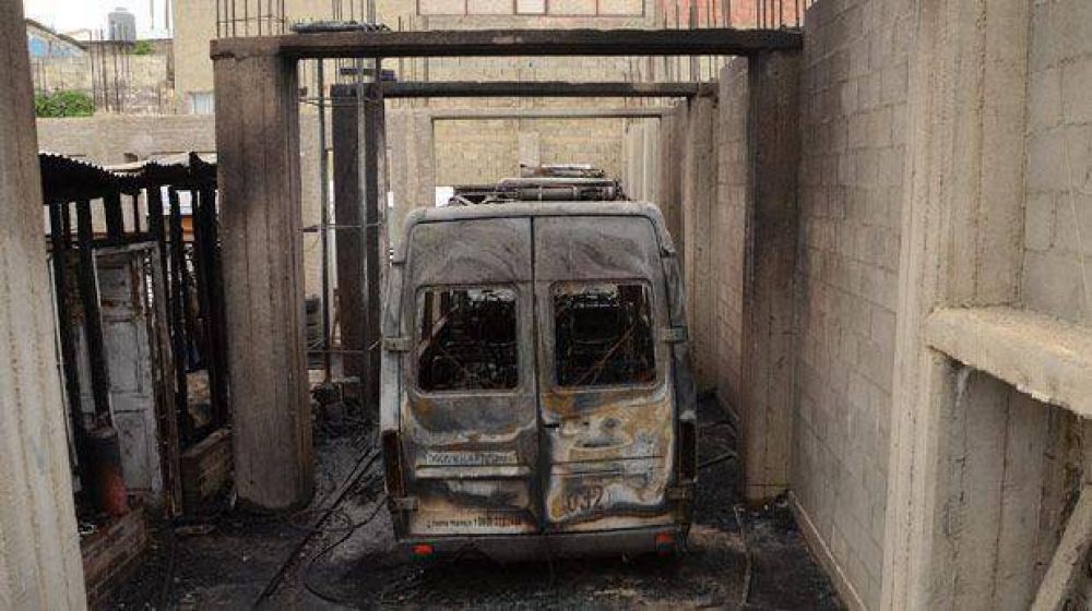 Incendian dos utilitarios en el San Isidro Labrador