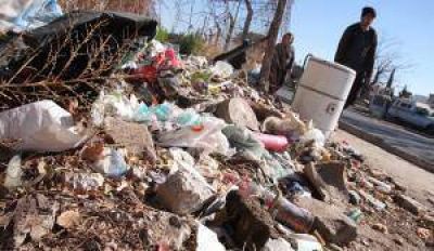 Un basural en la vereda de un sector de la calle Nuche