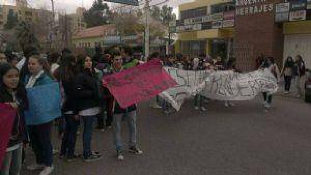 Colegios preuniversitarios: Jornada de luchas y posible judicializaci�n del conflicto