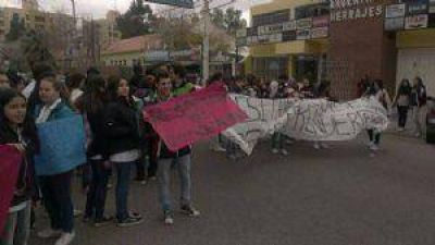 Colegios preuniversitarios: Jornada de luchas y posible judicializaci�n del conflicto