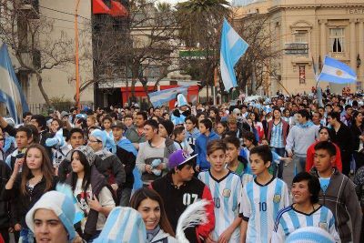 Miles de bahienses festejaron por las calles el triunfo de la selecci�n