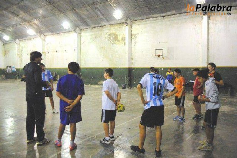 Agust�n Vidal visit� la Escuela Municipal de Handball