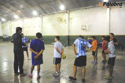 Agust�n Vidal visit� la Escuela Municipal de Handball