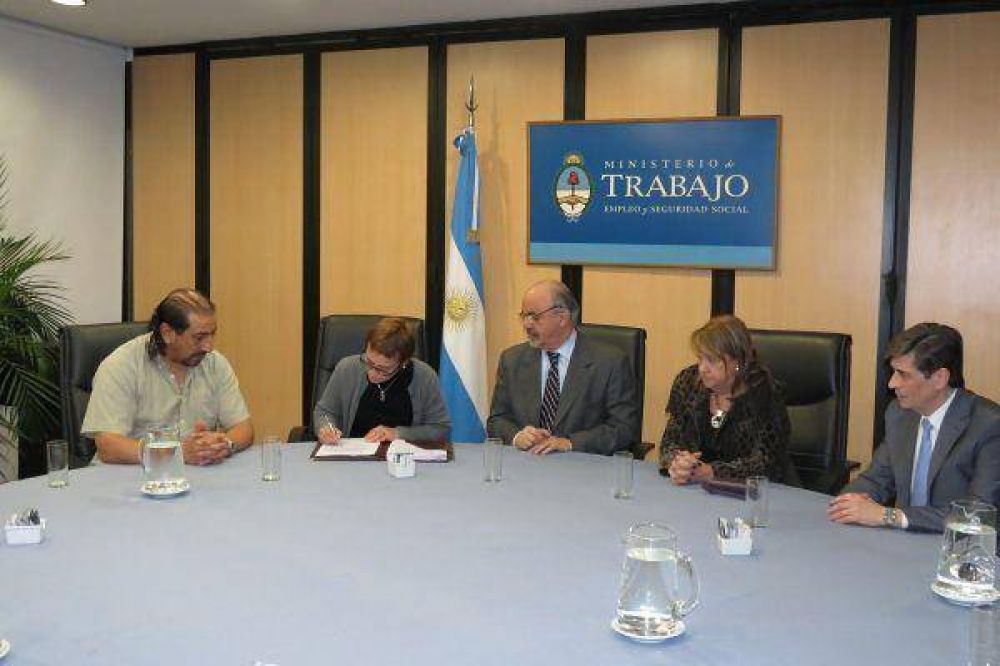 Se firm� el convenio para asistencia econ�mica a cesanteados en las f�bricas fueguinas 