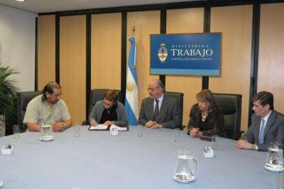 Se firm� el convenio para asistencia econ�mica a cesanteados en las f�bricas fueguinas 