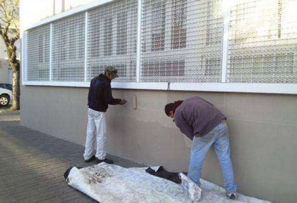 Trabajos en la fachada del Concejo Deliberante para limpiar las pintadas y da�os