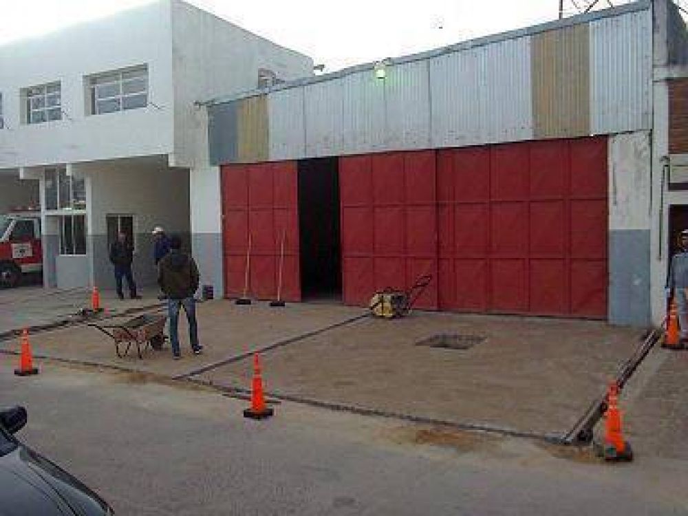 Santa Luc�a: El municipio don� adoquines para el cuartel de Bombero Voluntarios