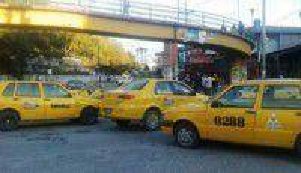 Taxistas cortaron calles en contra del transporte ilegal