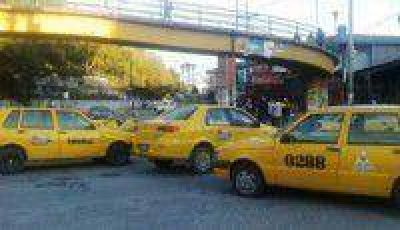 Taxistas cortaron calles en contra del transporte ilegal