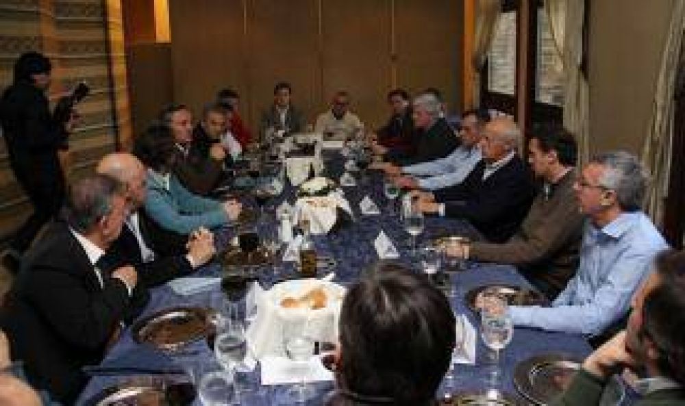 Cumbre de intendentes del Frente Renovador junto a Lavagna en San Miguel