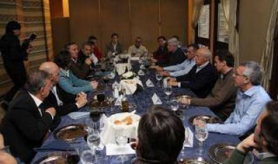 Cumbre de intendentes del Frente Renovador junto a Lavagna en San Miguel