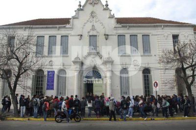 Boleto gratuito: alumnos van por una ley provincial